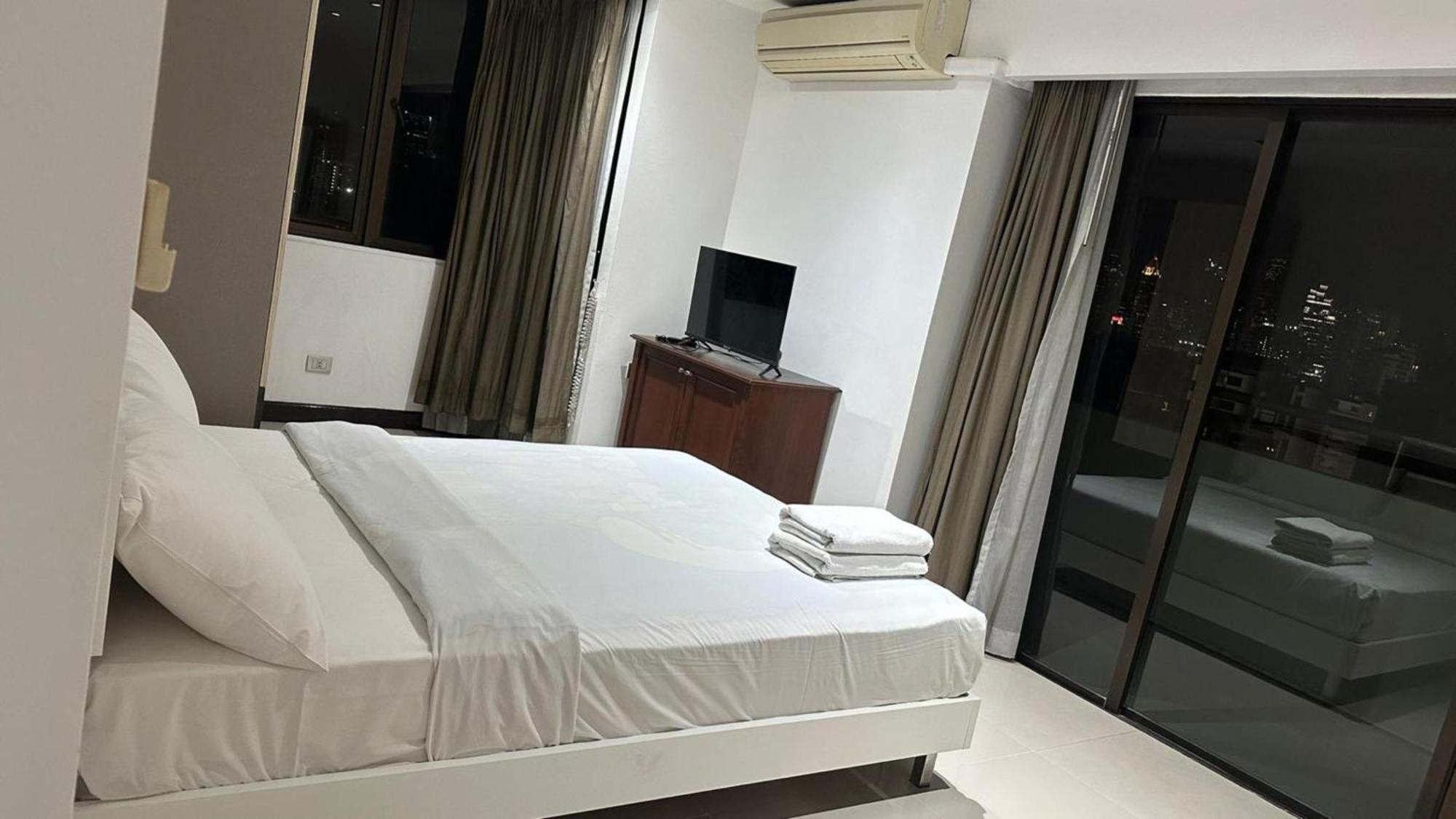 Affordable Serviced Apartments In Nana Omni Tower - Prime Sukhumvit Location กรุงเทพมหานคร ภายนอก รูปภาพ