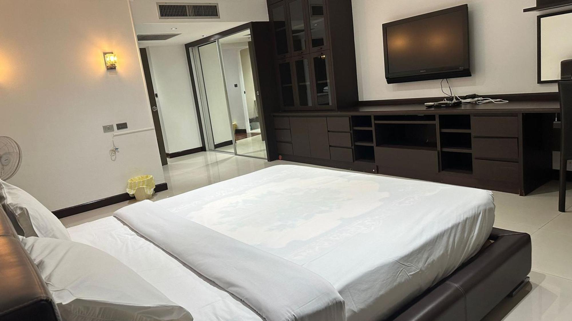 Affordable Serviced Apartments In Nana Omni Tower - Prime Sukhumvit Location กรุงเทพมหานคร ภายนอก รูปภาพ